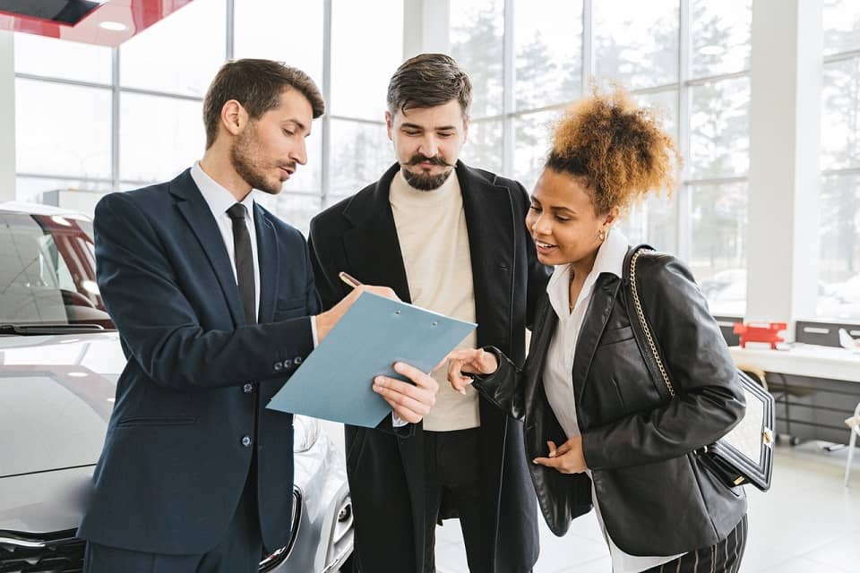 Descubre qué es un auto seminuevo certificado